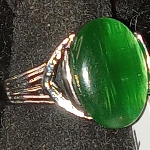BLOWOUT Ladies Green Cat's-eye Stone Ring SZ 7 - Picture 2 of 5